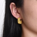 Miniatyrbillede 2 af 5: Enkle C-formede øreringe til kvinder, guld farve rustfrit stål hoop øreringe, fest fødselsdag julegaver til mor kone bff