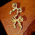 Miniatyrbillede 3 af 5: Guld Sliver Bow Øreringe Til Kvinder, Søde Bånd Øreringe Guld Sølv Bow Knot Ørering Smykker Fødselsdagsfest Gaver Til Kvinder Piger Gold 2 Pairs
