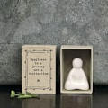 Pikkukuva 1 / 3: Posliini Tikkuaskin Buddha | East Of India Sentimentaalinen Onnen Koristelahja