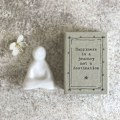 Pikkukuva 2 / 3: Posliini Tikkuaskin Buddha | East Of India Sentimentaalinen Onnen Koristelahja