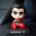 Pikkukuva 1 / 5: Uusi Q-versio Kevät-Tärinä Nuken Auton Koriste Nuken Luova Piirretty Auton Koriste Matkapuhelimen Telikka (y-väri Superman)