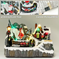 Miniatyrbillede 4 af 4: Harpiks Julelandsby Hus med Tog, Julehus Samlefigur med LED Lys (Julemanden) C