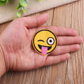 Miniatyrbilde 2 av 5: Broderipatch 26 stk Emoji-uttrykk Sy-på Stryk-på Patcher K E