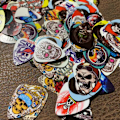 Pikkukuva 1 / 5: 10 kappaleen plektrapakkaus, Skulls monivärinen - 0,46 mm