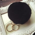 Miniatyrbillede 2 af 5: (Sort) Pompom Nøglering i Ægte Kaninhår, Blød at Røre Ved T