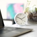 Miniatyrbillede 4 af 5: Rund vækkeur uden tikken, batteridrevet og lysfunktion, super stille vækkeur, simpelt stilfuldt design til skrivebord/soveværelse hvid