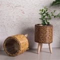 Miniatyrbillede 1 af 5: Vintage Imitation Rattan Vævet Blomsterhylde Plantepotte Håndlavet Opbevaringskurv med Træben, A