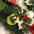Miniatyrbilde 4 av 5: Kunstig julekulekrans med bærbladerbånd for inngangsdør veggvindu gårdshusdekorasjon