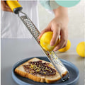 Miniatyrbillede 5 af 5: PRO Citrus Zester & Manuel Ost Rivjern - Parmesan, Citron, Ingefær, Hvidløg, Muskatnød, Chokolade - Skarp Rustfrit Stål Blad