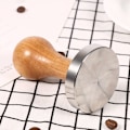 Miniatyrbillede 4 af 5: 1 stk. Espresso Kaffeepressetøj Træhåndtag Rustfrit Stål Kaffetamper med 58 mm Flad Bund Varmt