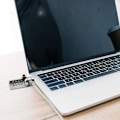 Miniatyrbilde 4 av 5: Kombinasjonskabel Lås for Bærbar PC og annet Utstyr, Firesifret Passord, Universell Bærbar PC Tyverisikring