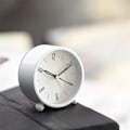Miniatyrbillede 3 af 5: Rund vækkeur uden tikken, batteridrevet og lysfunktion, super stille vækkeur, simpelt stilfuldt design til skrivebord/soveværelse hvid