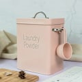 Miniatyrbilde 2 av 5: Tøyvaskpulverboks med skje, 4L vaskemiddelbøtte, metallvaskemiddelbeholder for oppbevaring i hjemmet Rosa