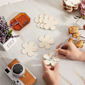 Miniatyrbillede 4 af 5: 80 stk. Træflis i Blomsterform Blanke Blomster Malede Graffiti Træstykker DIY Underlag Håndværk Hængende Pynt
