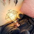 Miniatyrbillede 4 af 5: Sengelampe Dekorativ Natlampe, Diamantformet Retro Metal Bordlampe Batteridrevet Skrivebordslampe til Soveværelse, Stue, Bar, Hotel, Cafe (Rose
