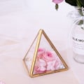 Miniatyrbild 4 av 5: Gyllene geometrisk dekorativ glaslåda pyramid ringhållare för bröllopsårsdagspresent S