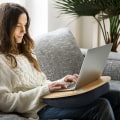 Miniatyrbillede 3 af 5: Bærbar computerstand med pude og bambusplatform på seng og sofa, knæbord med kabelhul og skridsikker strimmel, til pc, tablet op til 15,6\"