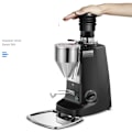 Miniatyrbilde 3 av 5: Kvernpress og blås for å rengjøre ut gjenværende malepulver for MAZZER Mini kaffekvern