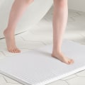 Miniatyrbilde 1 av 5: Ultramyk Charcoal Infused Memory Foam Badematte 20\"x32\", Badematte for Bad, Sklisikker, Tykk og Vannabsorberende, Vaskbar, Hvit