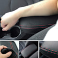 Miniatyrbild 5 av 5: Armstöd Center Console Cover Armrest Box Pad för Toyota Corolla E210 2019 2020 Syntetiskt Läder (Svart med Röd Linje)