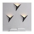 Miniatyrbillede 3 af 5: 3W LED Indendørs væglampe, Kreativ trekantformet sort væglampe 3000K varm hvid moderne metalvæglampe til soveværelse stue trappe gang (