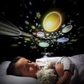 Miniatyrbillede 4 af 5: Børnenatlys Stjernelampe Projektor, 360° Rotation Musiknatlys + Timer + Fjernbetjening + 6 Farver, Genopladelig LED Stjernehimmel Nat