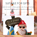 Miniatyrbillede 2 af 5: Sjovt havefigur af harpiks med gnome med surfboard velkomsthilsen et eller andet sted kl. 5 statue til dekoration af hjem, have og gård