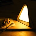 Miniatyrbillede 5 af 5: Gravity Sensor Flip Lampe, Kreative Tre-Vinklede Bordslamper, USB-Opladning, Nattelys, Sengeborde, Varm Lys