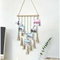 Pikkukuva 1 / 5: Ripustuskuvakehyksenäyttö, käsityönä valmistettu makrameen ripustuskuvien järjestäjä boho-koti sisustukseen, DIY 25 puuklipsillä (Beige)