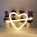 Miniatyrbillede 3 af 5: Cupid Neonbelyst Cupid Skilte Vægskulptur, Batteri & USB Drevet Hvid Cupid Neonlys Vægskænke Indendørs Soveværelseslys, Valentinsdag, Jul