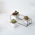 Miniatyrbillede 3 af 5: Nordisk smedejerns blomsterkrukke sæt simpelt tre potter en hylde firkantet keramik keramisk jernramme til sorte keramiske blomsterkrukker