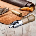 Miniatyrbillede 5 af 5: Læder Symaskine DIY Håndbog Kødkvægslæder Lærred Syværktøj med Trådspol, Nål, Hulstans, Nøgle.