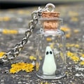 Miniatyrbillede 5 af 5: Adopter en Glow in the Dark Ghost Halskæde - Pretty Halloween Halskæde. Kæledyrs Spøgelse