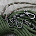Miniatyrbild 2 av 5: 10 st/förpackning Mini SF Fjäder Ryggsäckslås Klättring Karabiner EDC Nyckelring Camping Flask Krokar Paracord Överlevnadsutrustning - Svart