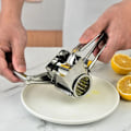 Miniatyrbillede 2 af 5: Rustfrit Stål Oste Rivjern Håndsving Rotationsblade Grøntsags Hakker Køkken