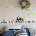 Miniatyrbilde 5 av 5: Julelandsbyhus, LED-belysning Vinterjulelandsby og Miniatyrjulefigurer (Skistil)