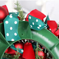 Miniatyrbilde 5 av 5: Julekrans Vinterkrans 42cm Kunstig Krans med Julekuler Bånd Julepynt Dørkrans for Vinter Jul