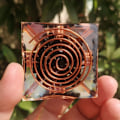 Miniatyrbild 5 av 5: 6 cm Kristallgrus Spiralpyramid Spiralformad Pyramid Handgjorda Inredningshantverk Spiral Koppartråd