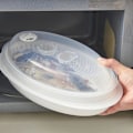 Pikkukuva 3 / 5: Keittiön höyrykattila mikroaaltouuniin, taittuva kulho, ruoanlaitto kalapaistinpannu, leipä, ruokatyökalu