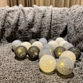 Miniatyrbilde 2 av 5: Lysende Krans Hvit LED Juler - Stjernelys Krans - For Bryllup, Fest, Juler Dekorasjon - 3.1 m - 20 Bomullsballer (Tiffany, Batterier