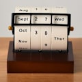 Miniatyrbilde 4 av 5: ＫＬＫＣＭＳ Evigvarende Kalender Nedtelling Skrivebordskalender Roterende Kalender i Tre for Klasserom