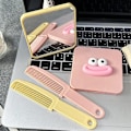 Pikkukuva 5 / 8: Piirretty Maissimakkaran Suu Meikkipuhelin Kampaharjan Kahvalla Peili Tytölle Pink