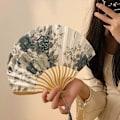 Miniatyrbillede 2 af 8: Stilful Silke Fan Foldbar Fan Bryllupsfan Kunstgaver Dans Hånd F Gray A