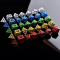Pikkukuva 2 / 5: Monitahoinen 7-sauvainen veistetty kuviollinen set D4 D6 D8 D10 D% D12 D2 Yellow 7Pcs