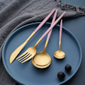 Miniatyrbillede 6 af 7: 16-delt bestiksæt i guld og roséguld rustfrit stål til 4 personer Rose gold