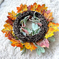 Miniatyrbild 2 av 5: Höstkrans för ytterdörren, konstgjord höstkrans med lönnlöv, vita pumpor och bär för Thanksgiving-fönster- och väggdekoration