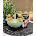 Pikkukuva 5 / 5: Nauravat puput -pääsiäiskoriste kani -patsas (puput kehtossa)