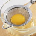 Pikkukuva 3 / 4: Pieni siivilä, hieno silmäkoko, metallinen keittiöapu, erittäin hieno