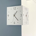 Miniatyrbillede 2 af 2: Lysende hjørne ur, simpelt dobbeltsidet vægur