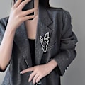 Miniatyrbillede 2 af 4: Sort sommerfugl-tassel metal broche til kvinder - sød og cool
